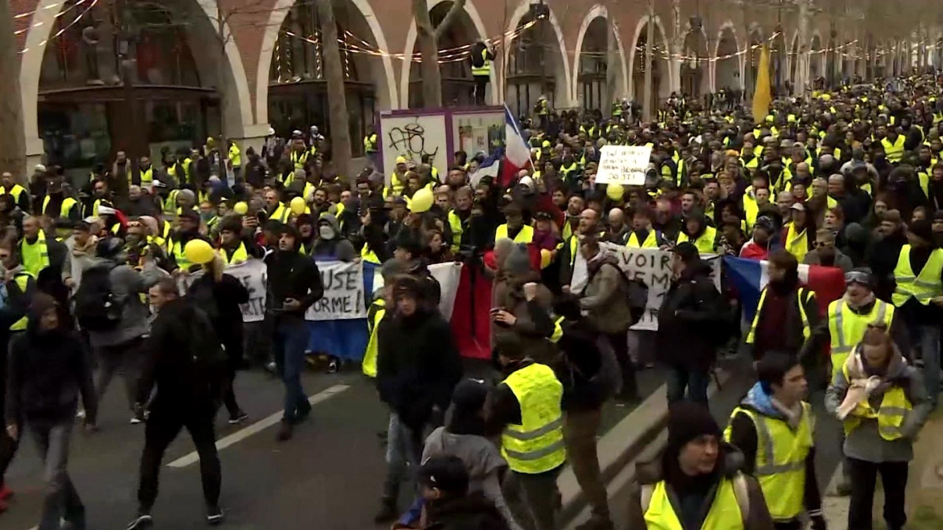 أعداد متظاهري “السترات الصفراء” بازدياد في فرنسا