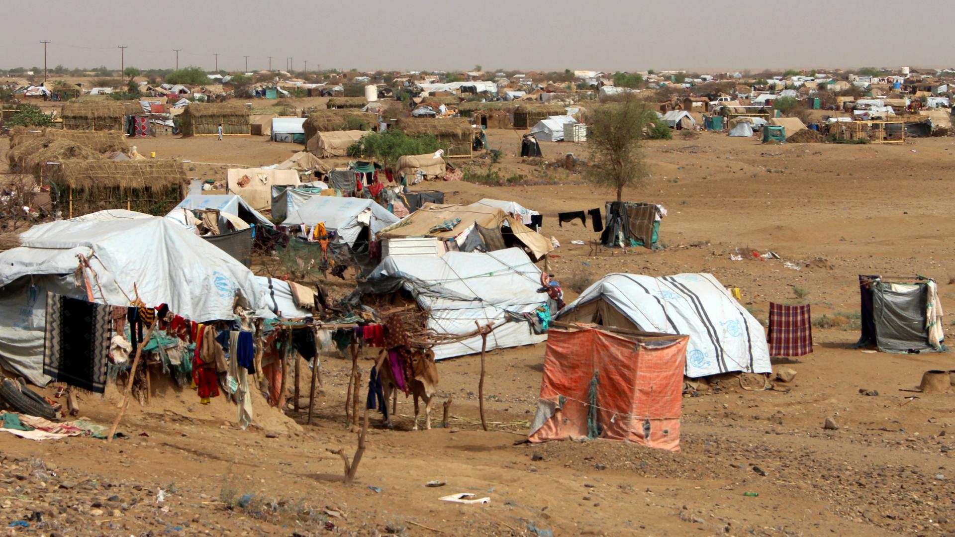 مركز الملك سلمان للإغاثة يدين استهداف الحوثيين مخيما للنزوح الداخلي في اليمن