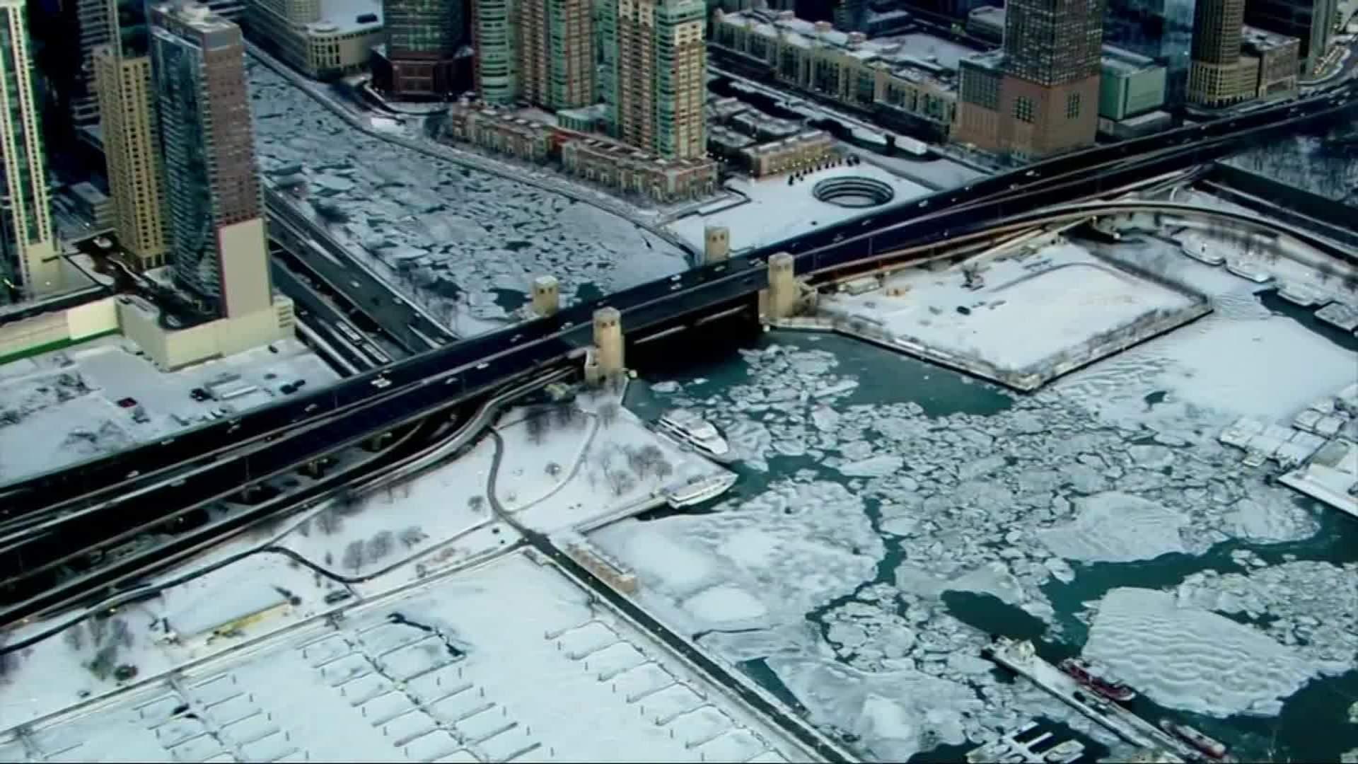 نهر شيكاغو يتجمد وسيارات تتحول الى كتل جليدية على الطرق