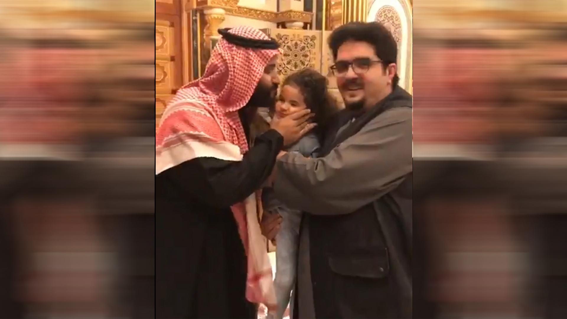من هو الأمير عبدالعزيز بن فهد؟ وكيف تفاعل مغردون مع فيديو زيارة ولي عهد السعودية له؟