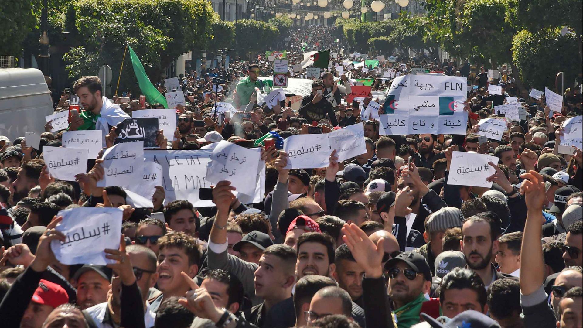 مظاهرات حاشدة في الجزائر ومواجهات قرب القصر الرئاسي