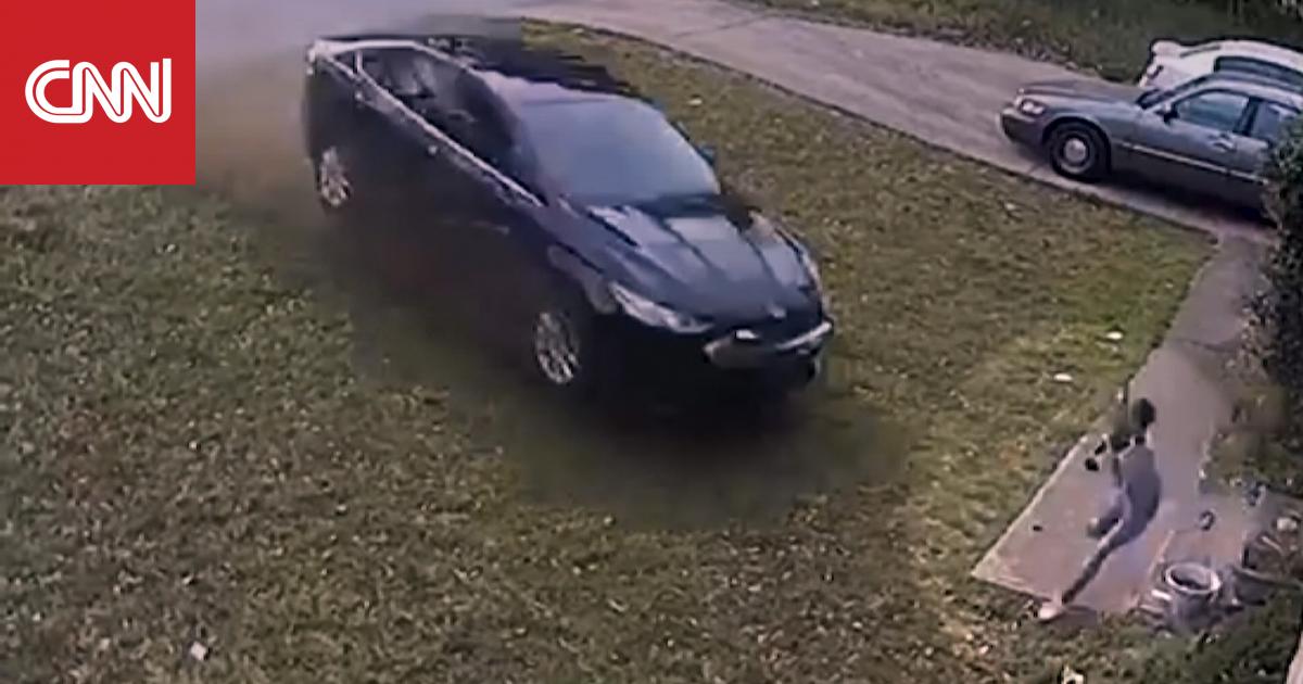 كاميرا مراقبة تظهر لحظة دهس طفلة أمام منزلها وهروب السائق