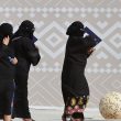 فيديو اعتداء شبان على بائعة سعودية يثير غضبا على تويتر.. ومغردون يطالبون السلطات بالتدخل