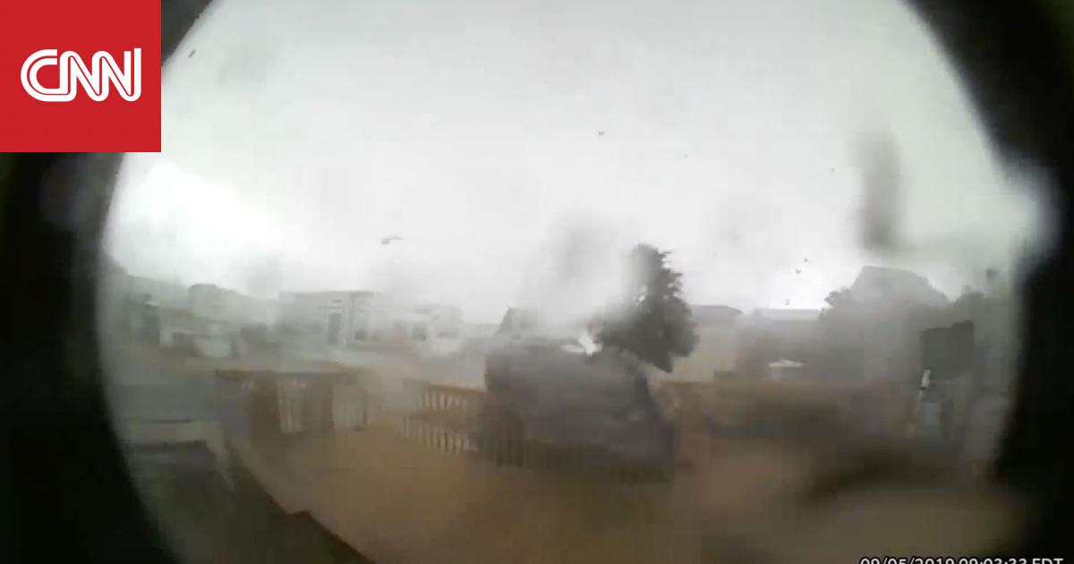 رجل يراقب إعصار دوريان يدمر منزله من كاميرا جرس الباب