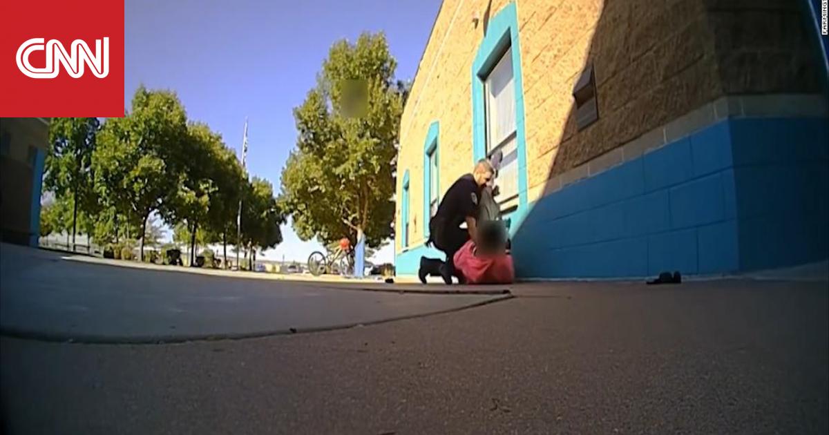 فيديو بكاميرا شرطي توثق لحظة ضربه لفتاة بأمريكا