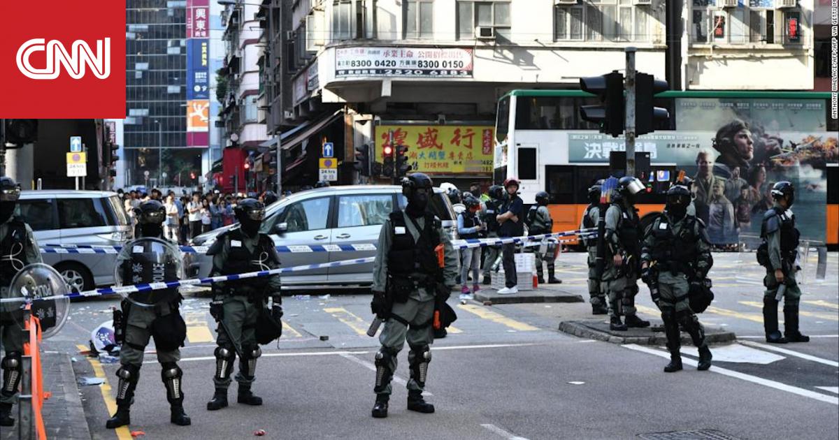 لحظة إطلاق شرطي الرصاص على متظاهر في هونغ كونغ
