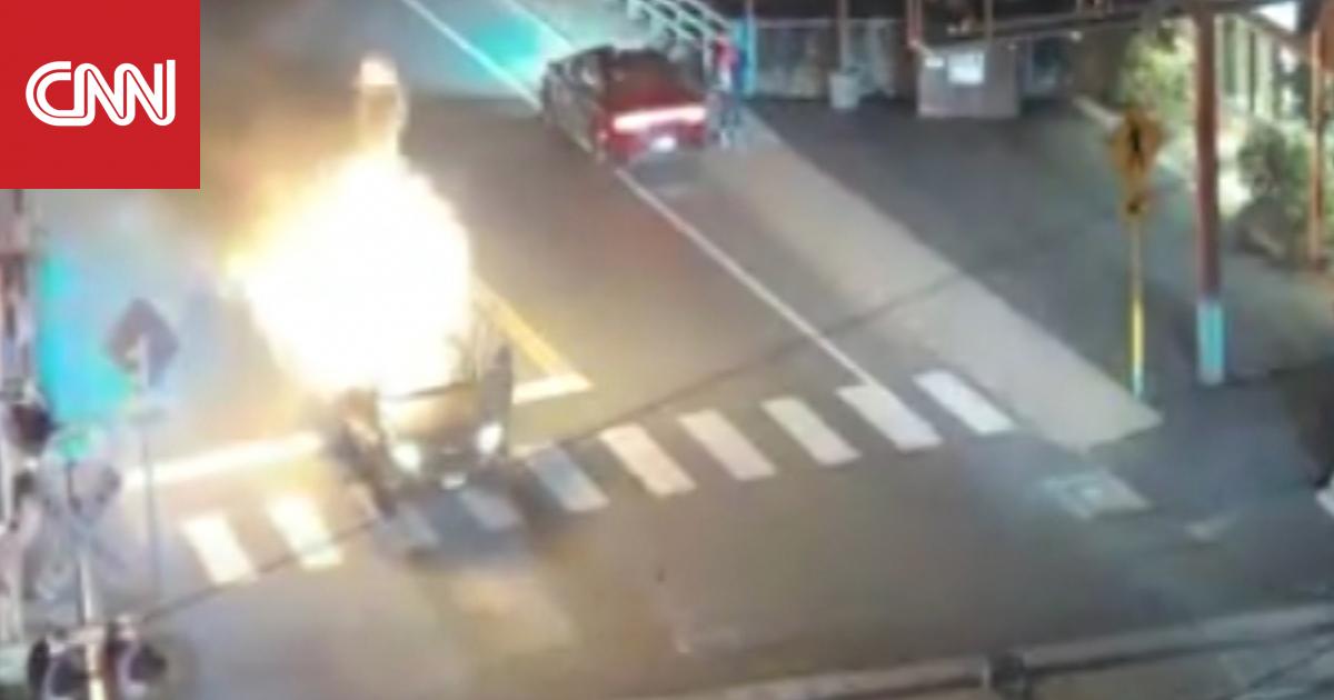 رجل ينقذ سائق سيارة انفجرت بالقرب من السكك الحديدية