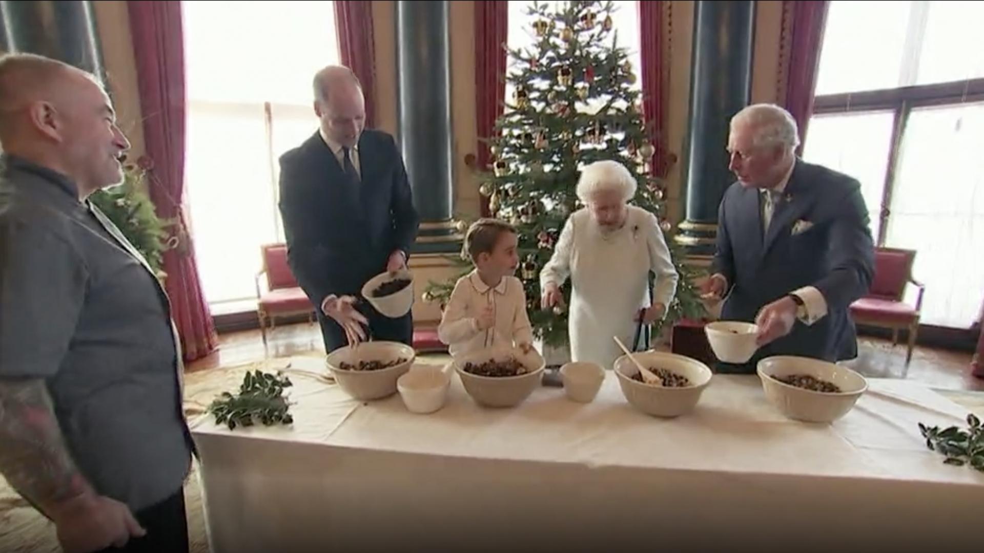 شاهد.. ملكة بريطانيا وأحفادها يتشاركون إعداد حلوى عيد الميلاد